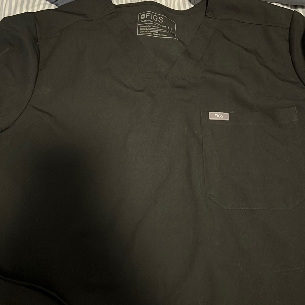 Men’s figs scrub top large